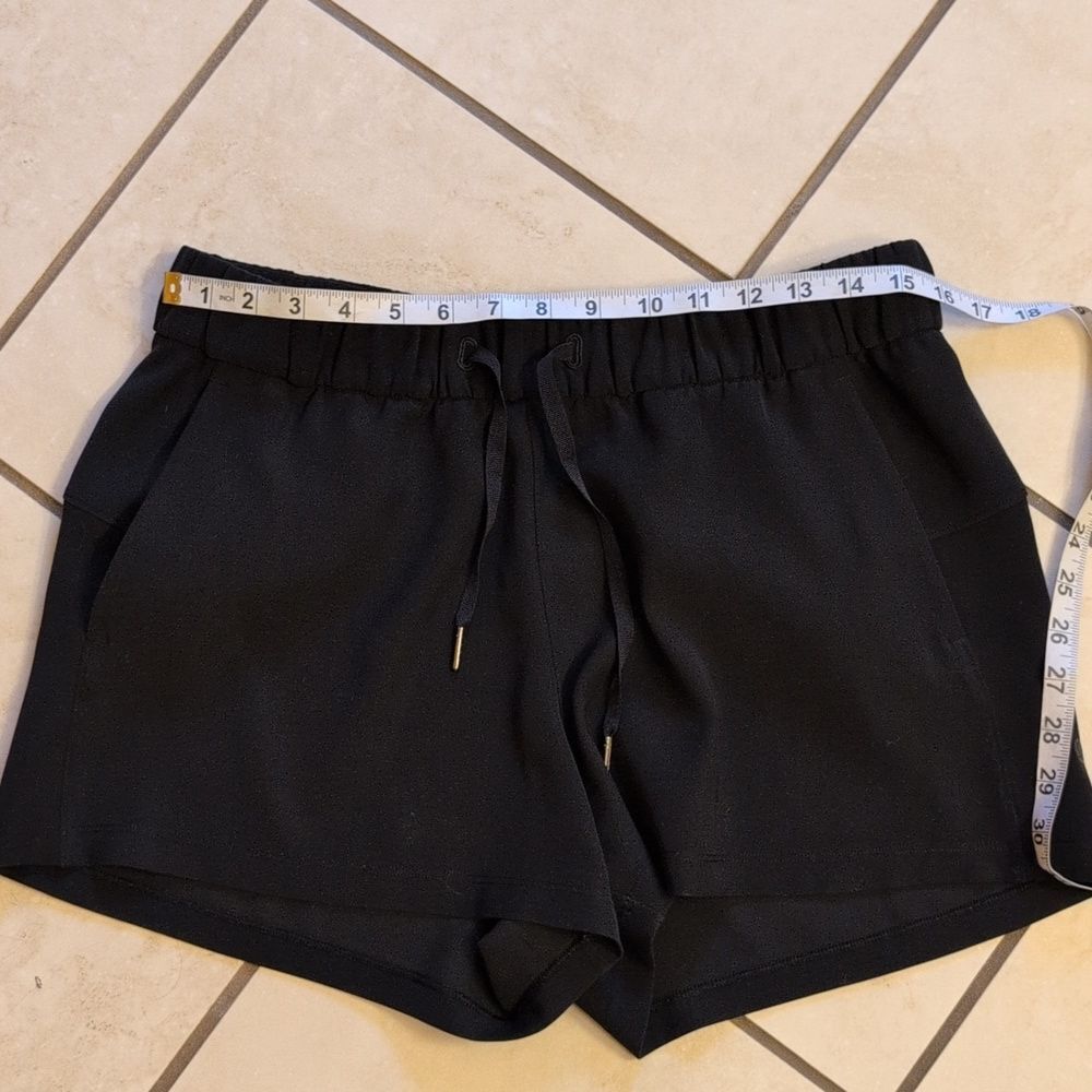 Lululemon On The Fly Short Black Travel Woven Fabric Wrinkle Resistant Size 10 - Picture 6 of 9